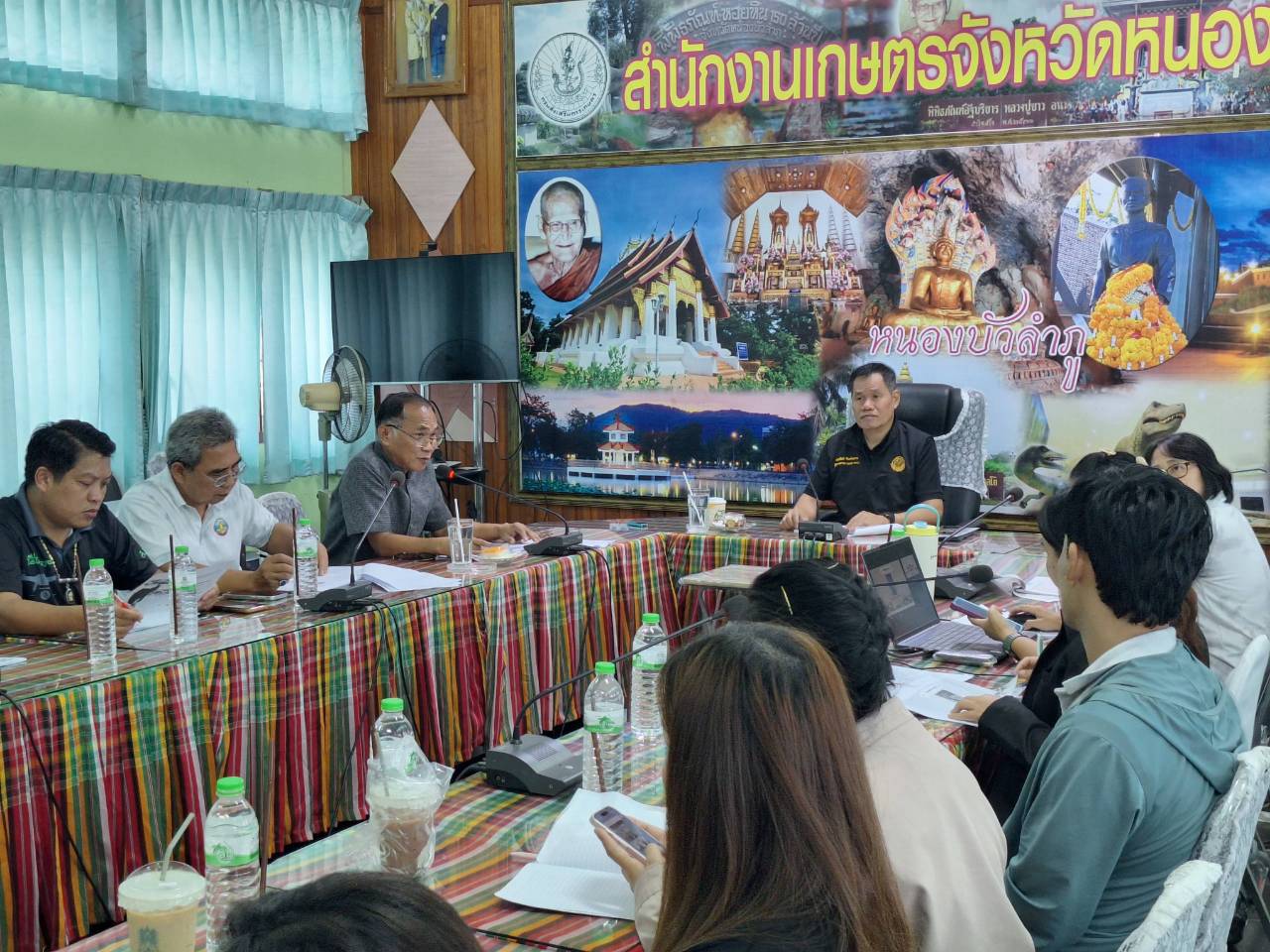 title - ผู้ตรวจราชการ ส.ป.ก. ลงพื้นที่จังหวัดหนองบัวลำภู ประชุมติดตามความก้าวหน้าผลการดำเนินงาน พร้อมตรวจเยี่ยมให้กำลังใจเกษตรกรแปลงใหญ่พืชผักและสมุนไพร 